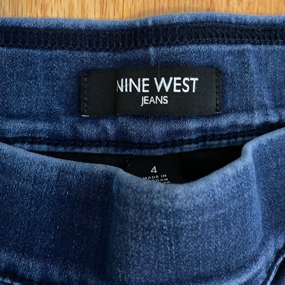 NINE WEST Pull On Distressed Dark Blue Skinny Jeans with Light Wash Size 4 - Picture 5 of 10